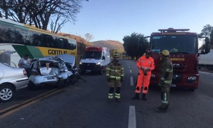 Acidente entre carros e ônibus com 40 passageiros deixa feridos graves em MG