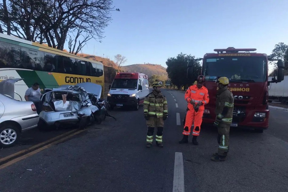 Acidente entre carros e ônibus com 40 passageiros deixa feridos graves em MG