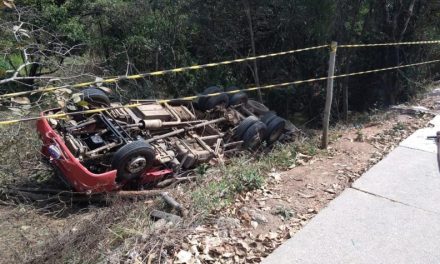 Homem morre após colisão entre moto e caminhão em MG