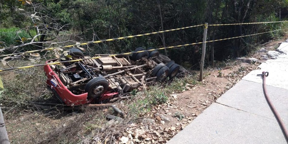 Homem morre após colisão entre moto e caminhão em MG