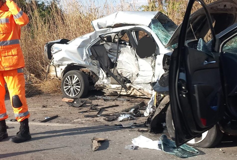 Casal morre em acidente entre dois carros na BR-494, em Divinópolis