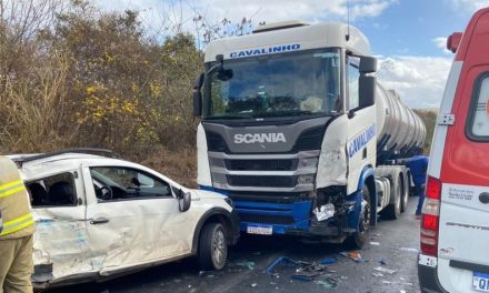 Acidente entre carro e carreta deixa uma vítima fatal em Minas
