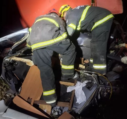 Carreta tomba, atinge carros e mata agente funerário e duas crianças em MG