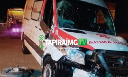 Idoso fica ferido após ambulância capotar na MG-050