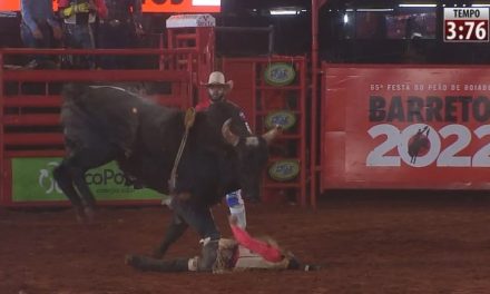 Peão é socorrido após ser pisoteado por touro durante rodeio em Barretos