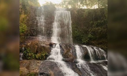 Jovem é empurrada em cachoeira e cai de uma altura de 10 metros no interior de MG