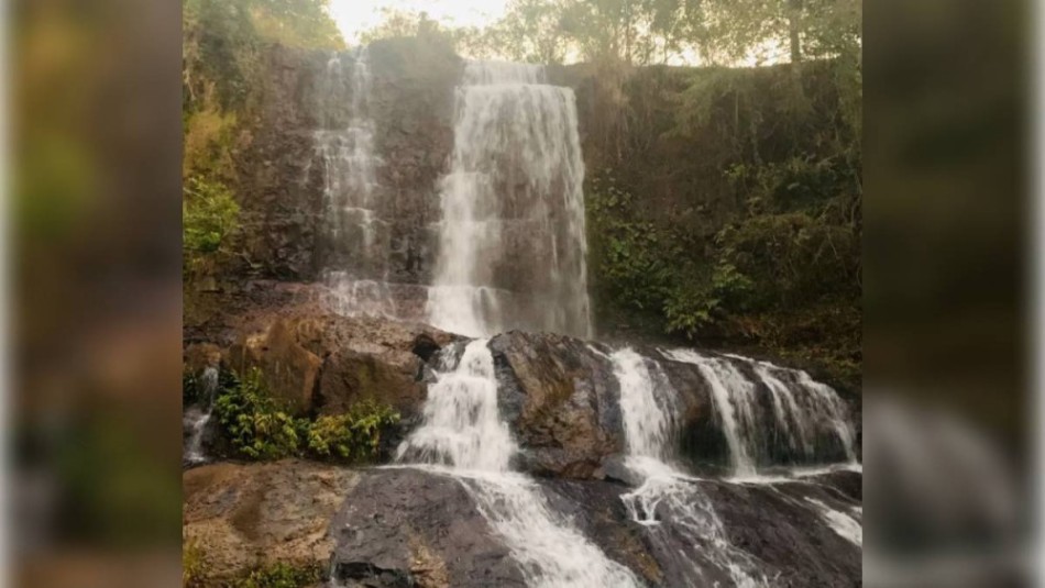 Jovem é empurrada em cachoeira e cai de uma altura de 10 metros no interior de MG