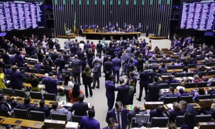 497 dos 513 deputados federais são candidatos