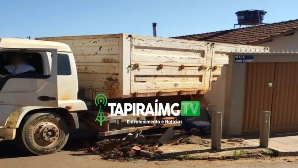 Caminhão atinge muro de residência em Campos Altos