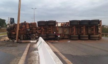 Carreta tomba no Anel Rodoviário na Região Nordeste de BH