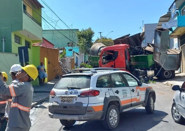 Carreta desgovernada atinge casas em Betim