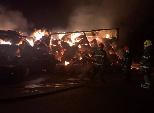 Carreta carregada com 35 toneladas de algodão pega fogo na BR-354