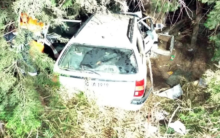 Dois morrem após carro colidir contra árvore no Sul de Minas