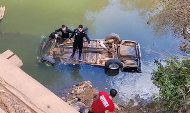 Mistério: opala cai em rio, e motorista não é encontrado