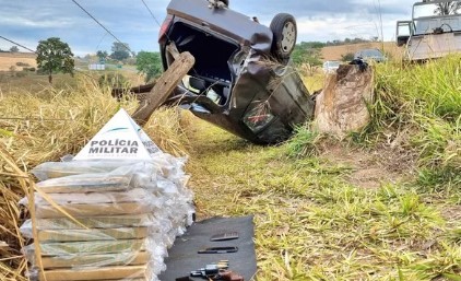 Carro com mais de cem tabletes de maconha capota na MG-050