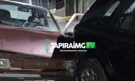 Carro com queixa de furto se envolve em acidente em Tapiraí