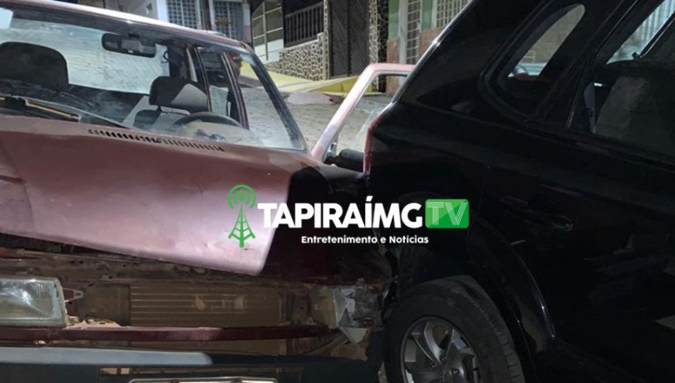 Carro com queixa de furto se envolve em acidente em Tapiraí