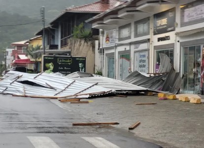 Ciclone causa deslizamentos e queda de estruturas em SC