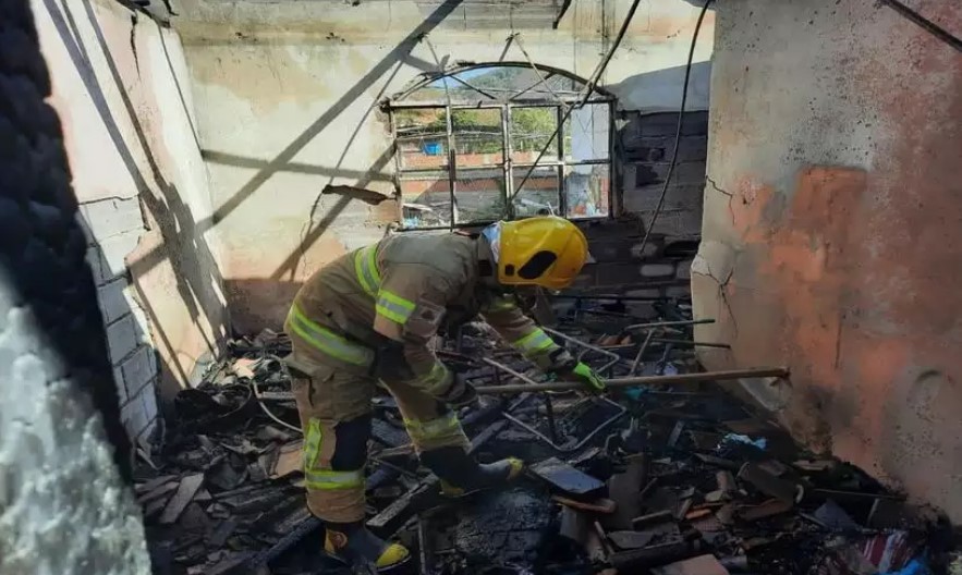 Criança de 5 anos morre carbonizada em incêndio em Minas