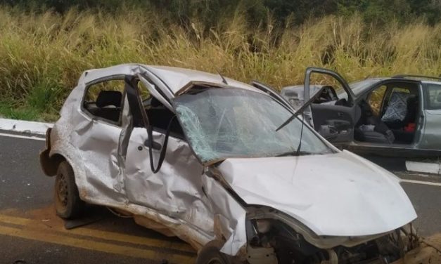 Adolescente de 13 anos pega o carro dos pais e bate contra outro veículo na MG-233