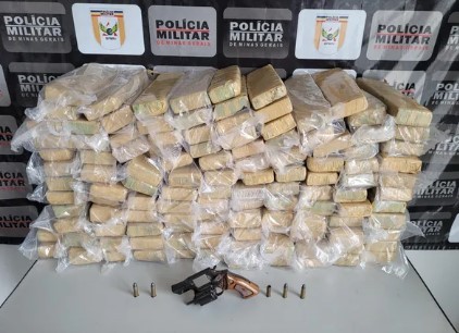 Suspeito de capotar carro com mais de cem tabletes de maconha é preso