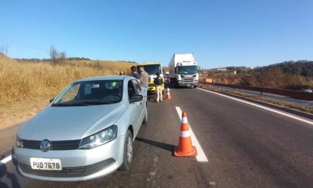Carro para em acostamento, passageiro desce e é atropelado e morto por moto em MG