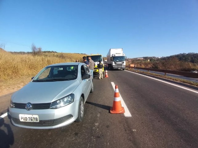 Carro para em acostamento, passageiro desce e é atropelado e morto por moto em MG