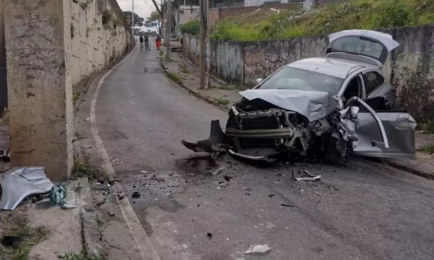 Homem rouba carro de aplicativo e bate durante fuga em MG