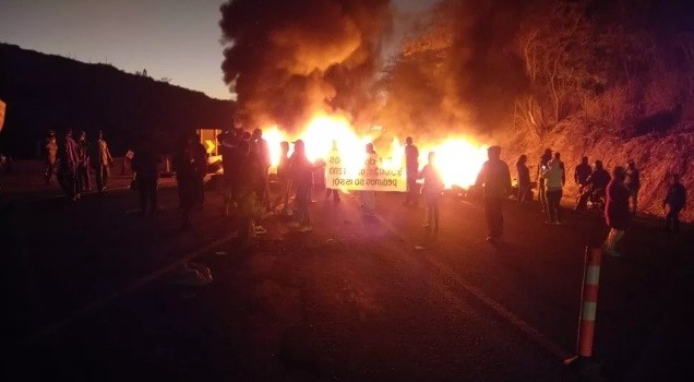 Manifestantes fecham a BR-262, em Betim, e protestam contra ordem de despejo em ocupação