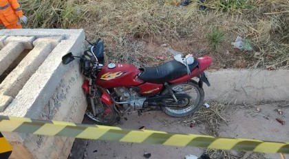 Homem morre após moto bater em bueiro na MG-050, em Carmo do Cajuru