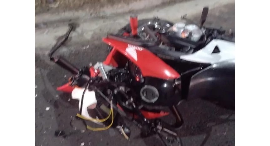 Motociclista fica ferido em acidente na BR-494, em Divinópolis; motorista da caminhonete que se envolveu na batida fugiu do local