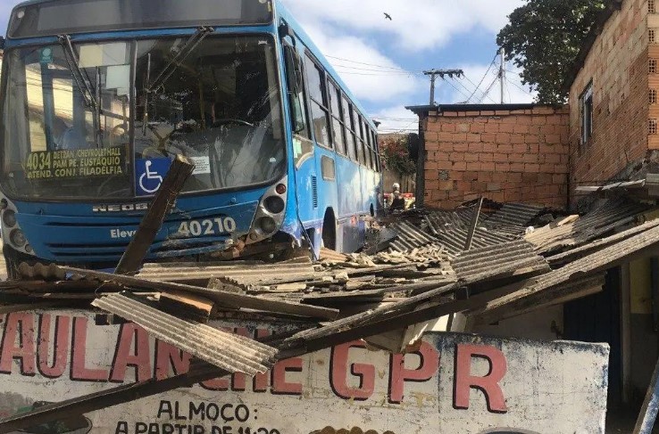 Ônibus invade muro de casa e para em cima de lanchonete, em BH