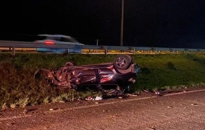 Passageira sobrevive a capotamento, sai do carro e morre atropelada