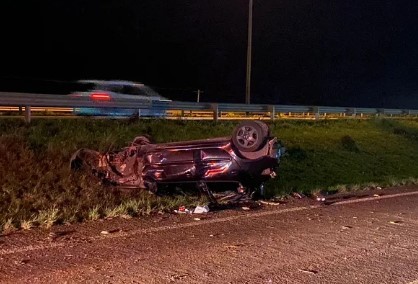 Passageira sobrevive a capotamento, sai do carro e morre atropelada