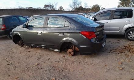 Criminosos furtam moto e peças de veículos em estacionamento do São João de Deus