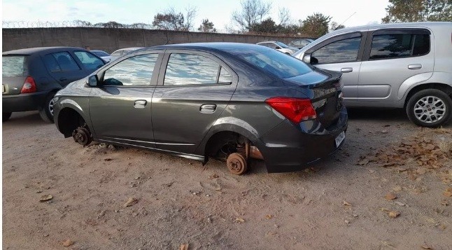 Criminosos furtam moto e peças de veículos em estacionamento do São João de Deus