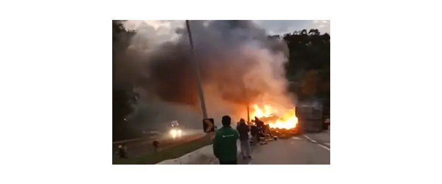 Moradores saqueiam carga de pães com caminhão em chamas na BR-381