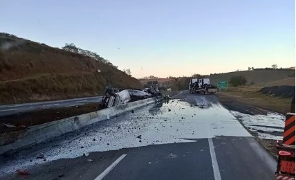 Carreta carregada com óleo vegetal e caminhão tombam e interditam trechos da Fernão Dias