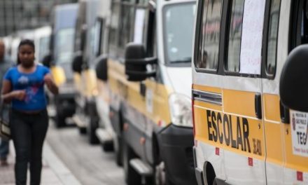 Criança autista é esquecida dentro de transporte escolar por 2 horas, em Divinópolis