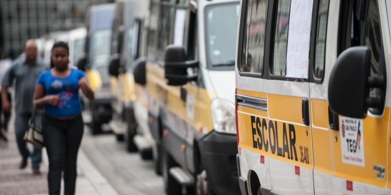 Criança autista é esquecida dentro de transporte escolar por 2 horas, em Divinópolis