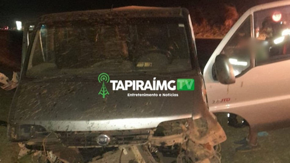 Duas pessoas ficam feridas após van capotar na BR-262