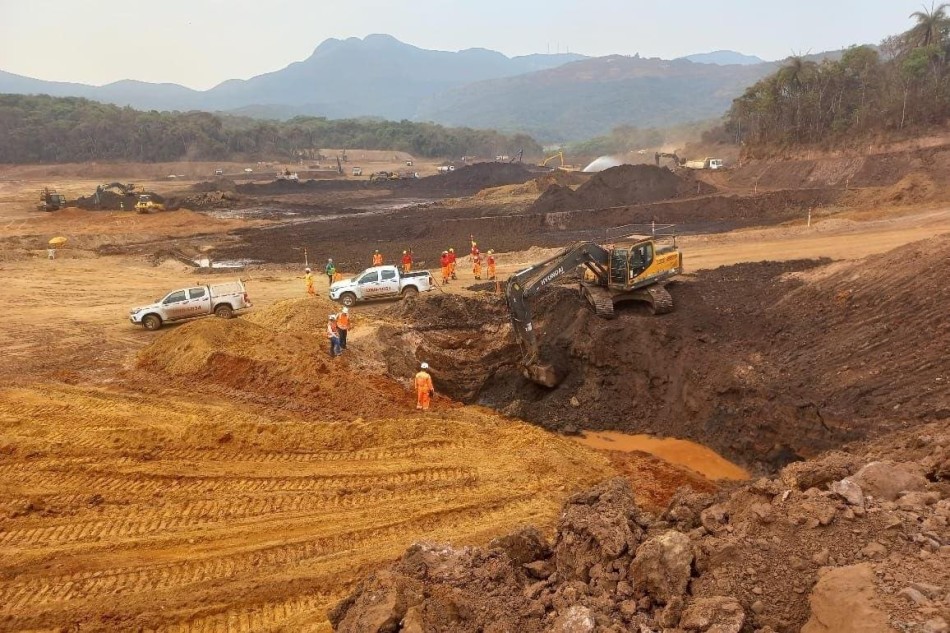 Bombeiros encontram crânio humano em Brumadinho