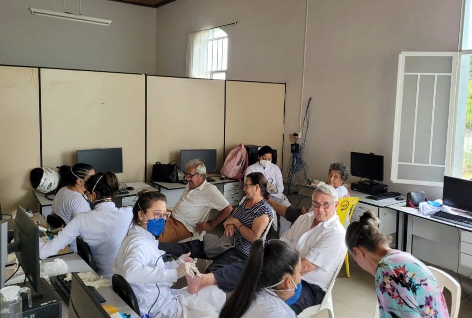 Palestra sobre a saúde dos pés na 3ª idade é realizada no Centro de Convivência do Idoso