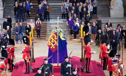 Corpo da rainha Elizabeth II é sepultado nesta segunda