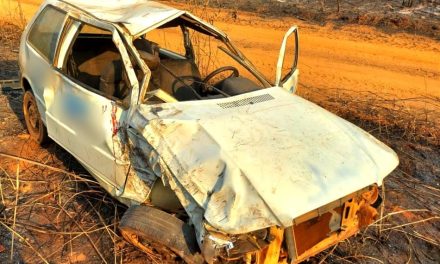 Após desviar de carreta, veículo cai em buraco na BR-354, em Arcos