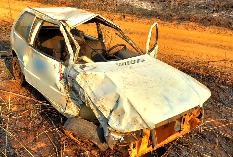 Após desviar de carreta, veículo cai em buraco na BR-354, em Arcos