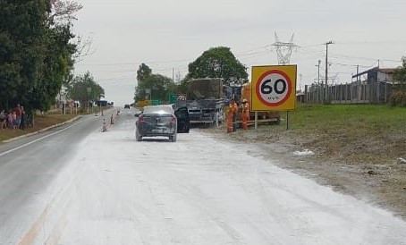 Engavetamento envolvendo três carros e um caminhão deixa feridos na MG-050, em Pimenta