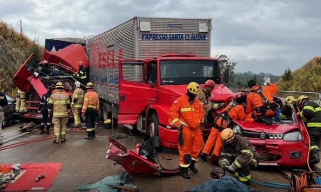Batida entre cinco carros e dois caminhões deixa vários de feridos e fecha BR-381 em Caeté