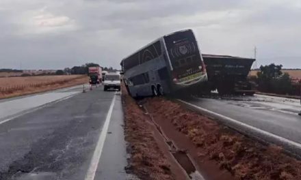 Duas pessoas morrem e 22 ficam feridas após colisão entre ônibus e carreta em MG