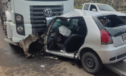 Homem morre em acidente entre carro e caminhão em Minas